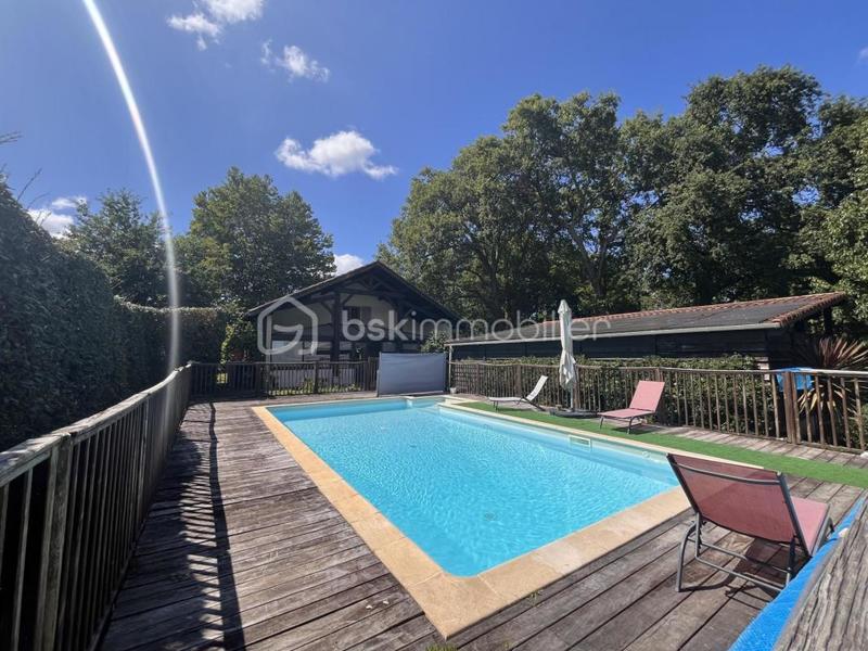 Propriété - 230 m² - 8 pièces