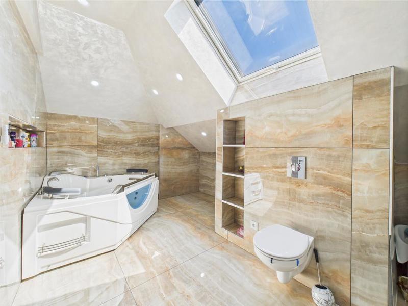 Maison - 255 m² - 9 pièces