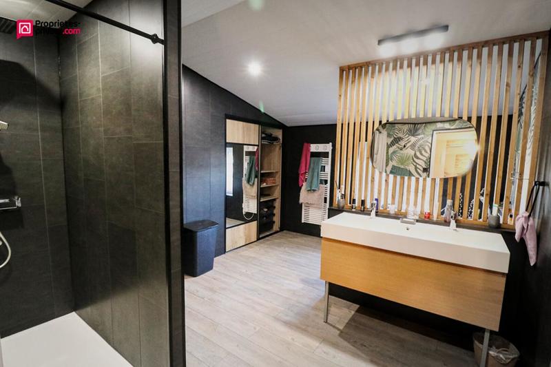 Maison - 232 m² - 7 pièces