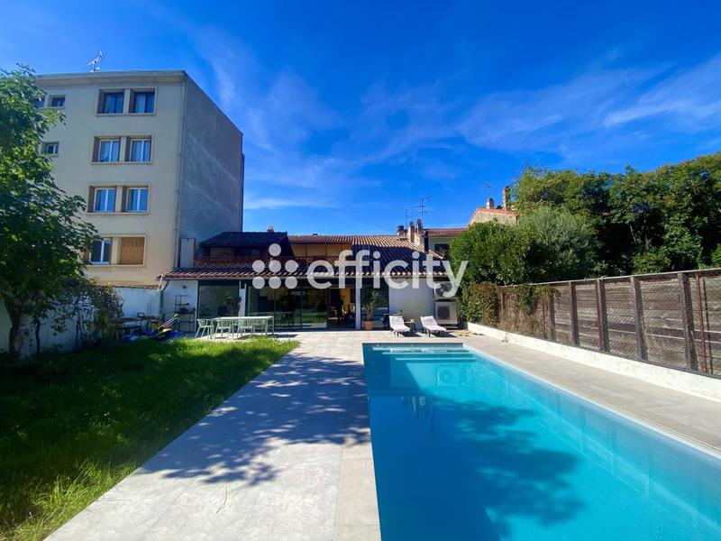 Maison de ville - 255 m² - 7 pièces