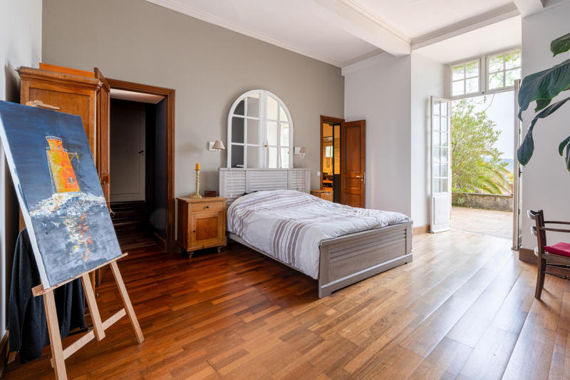 Maison - 311 m² - 8 pièces