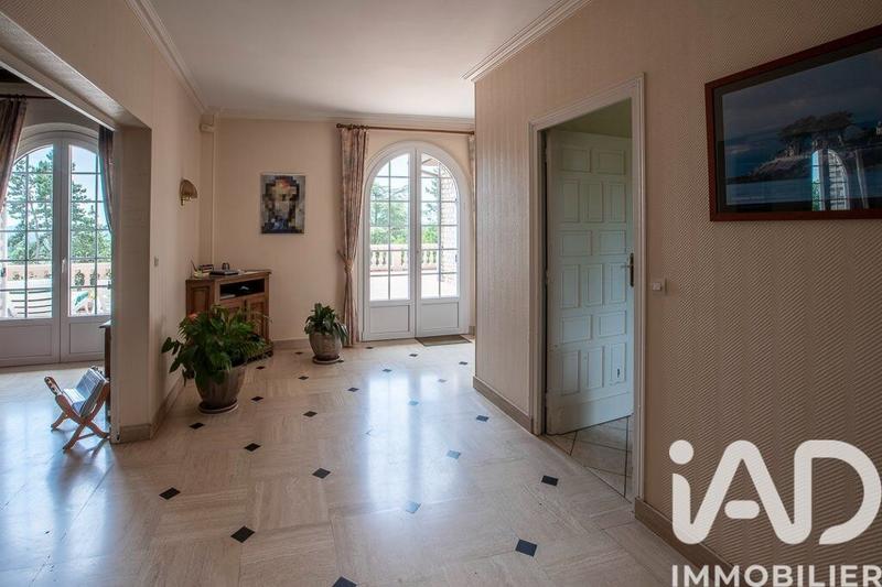 Maison - 230 m² - 8 pièces