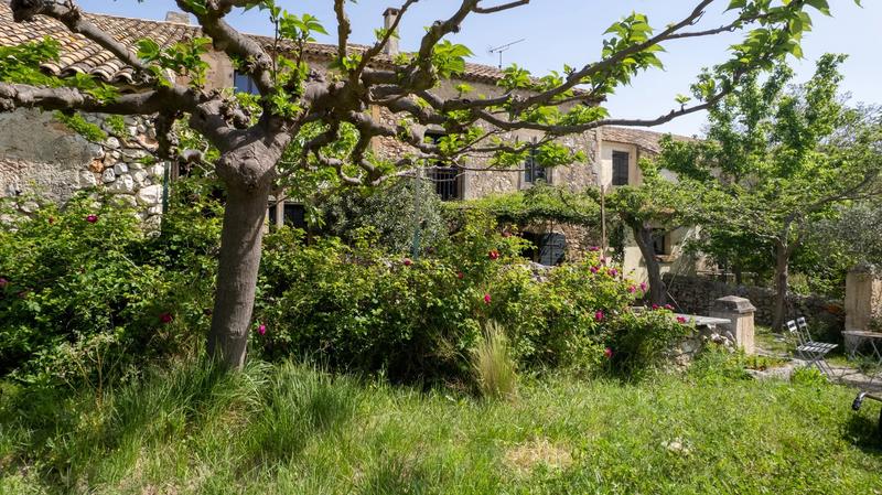 Propriété - 700 m²