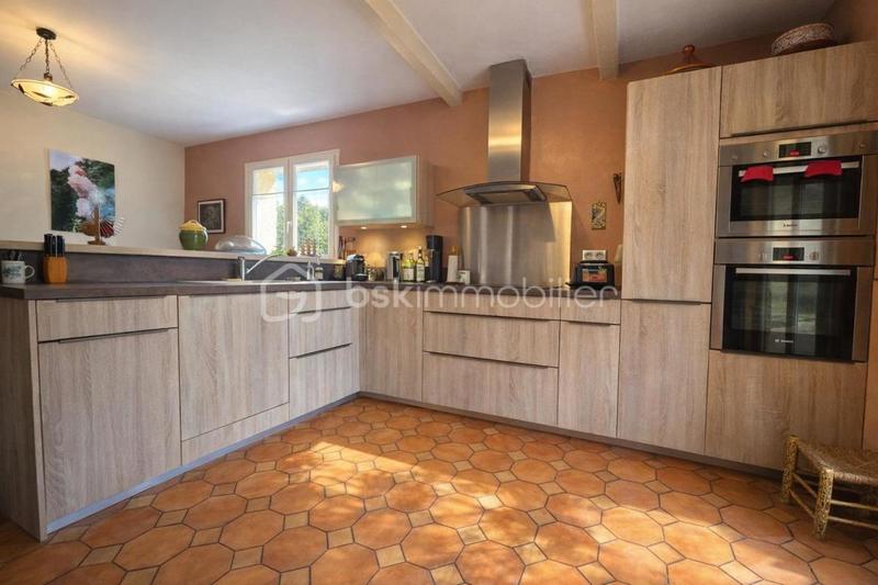 Propriété - 182 m² - 6 pièces