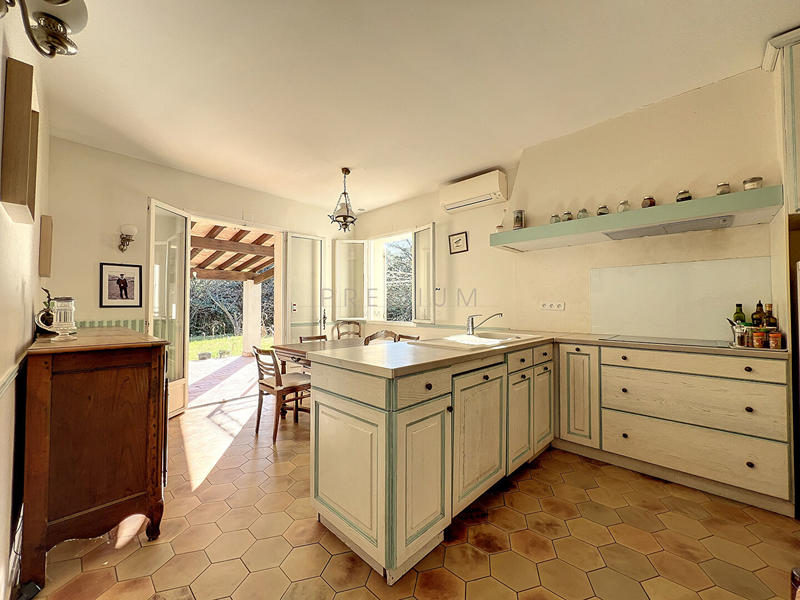 Maison - 236 m² - 7 pièces