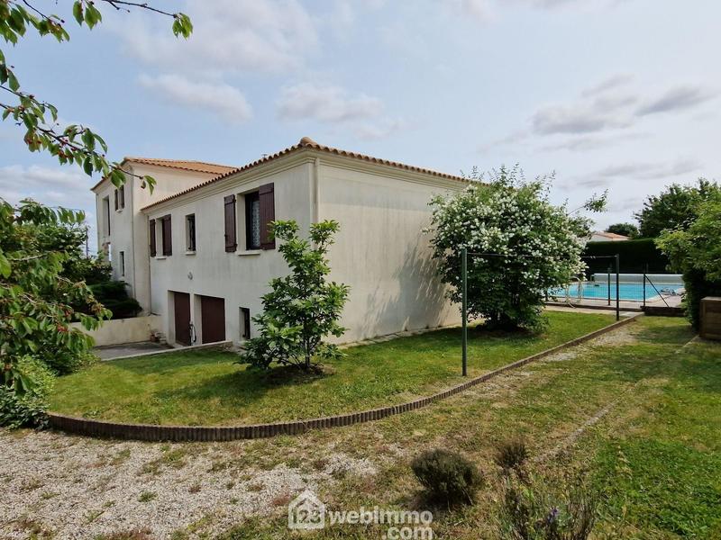 Maison - 275 m² - 8 pièces