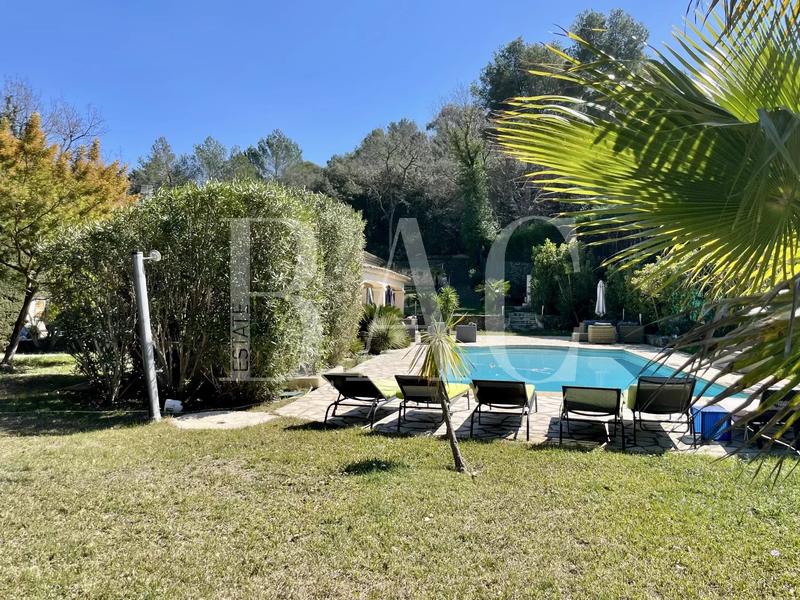 Villa - 180 m² - 6 pièces