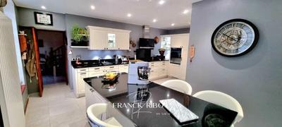 Maison - 327 m² - 10 pièces