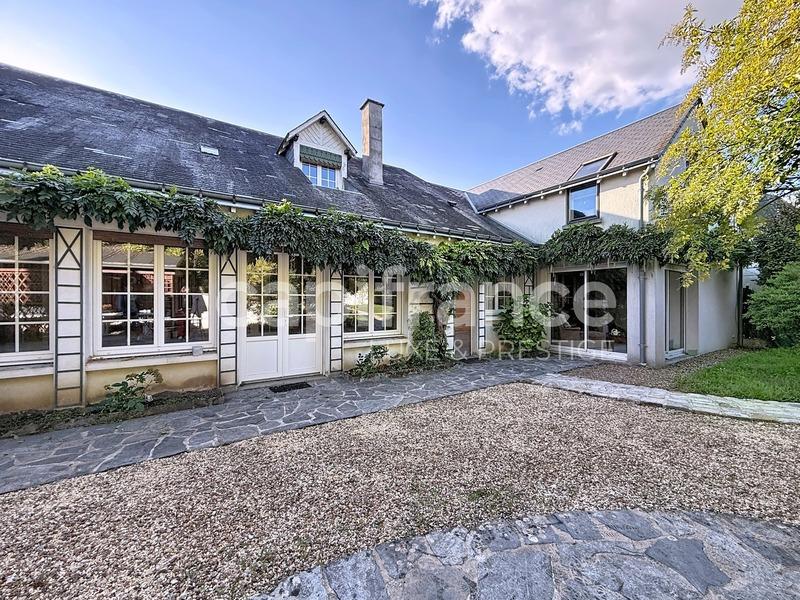 Maison - 305 m² - 9 pièces