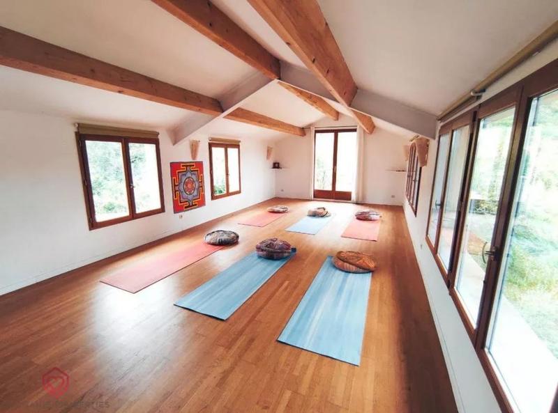 Propriété - 207 m² - 12 pièces