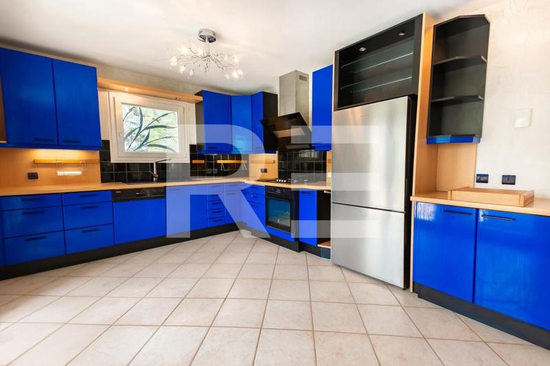 Propriété - 318 m² - 6 pièces