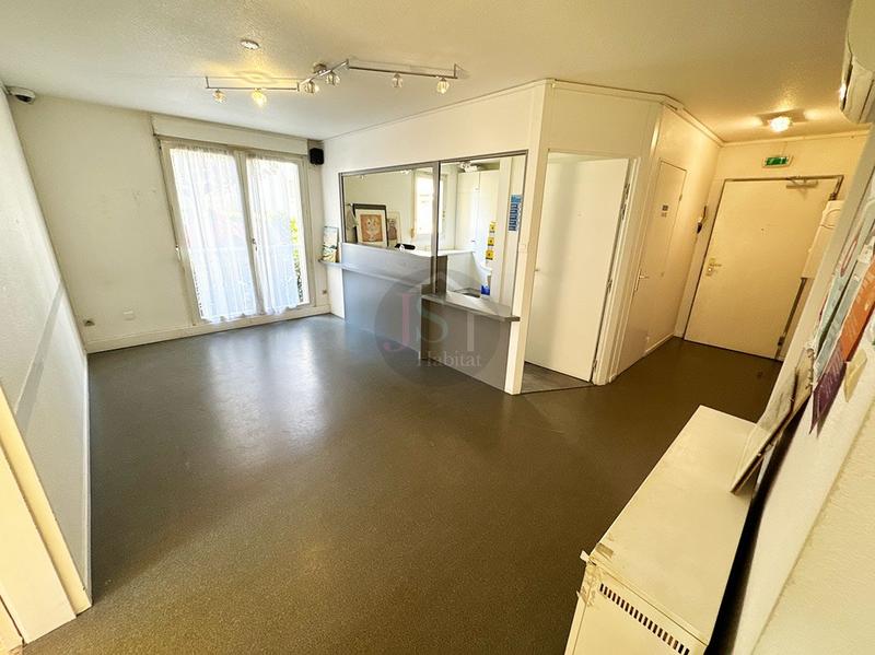 Local d'activité / Entrepôt - 82 m² - 4 pièces