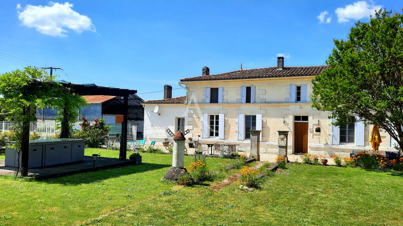 Maison - 297 m² - 9 pièces