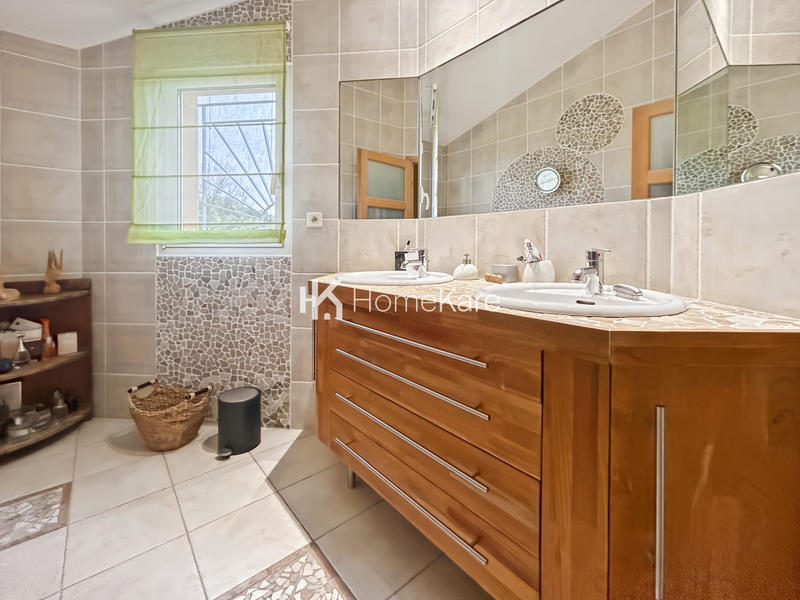 Maison - 185 m² - 7 pièces