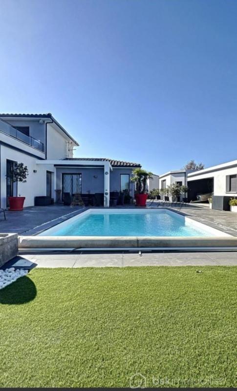 Maison traditionnelle - 260 m² - 8 pièces