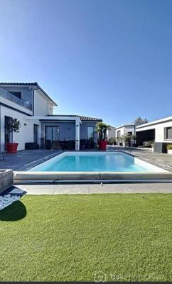 Maison traditionnelle - 260 m² - 8 pièces