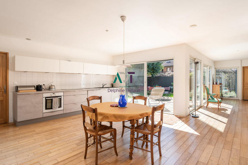 Maison - 240 m² - 8 pièces