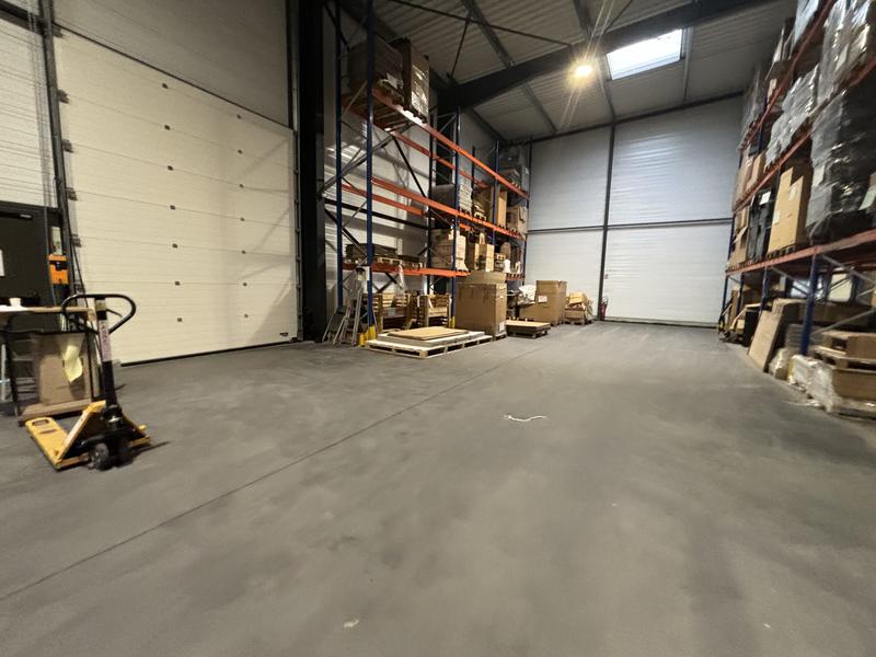 Entrepôt - 1 635 m²