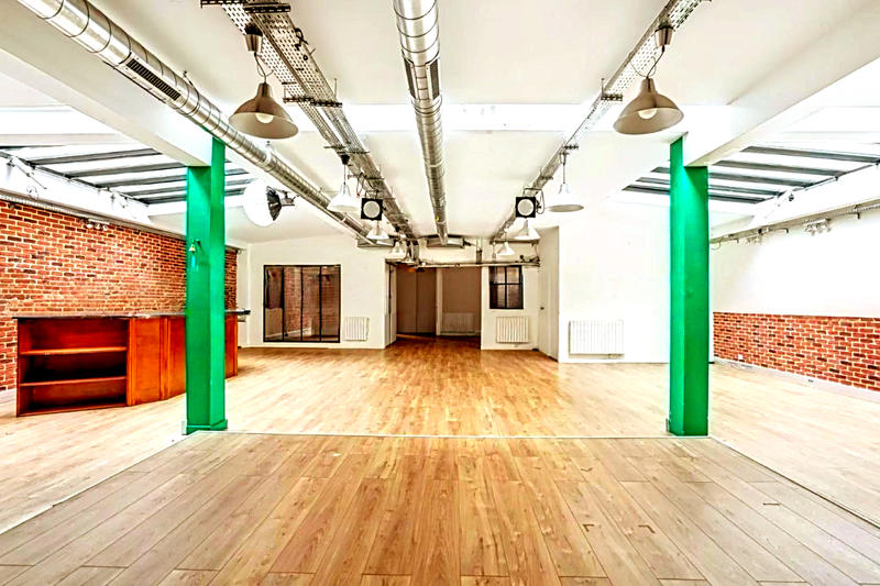 Local d'activité / Entrepôt - 243 m² - 4 pièces