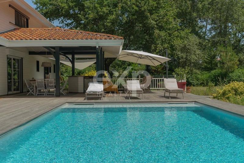 Propriété - 220 m² - 8 pièces