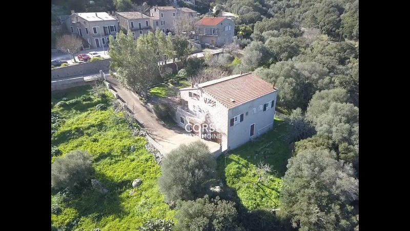 Maison traditionnelle - 250 m² - 5 pièces