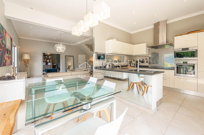 Maison - 228 m² - 8 pièces