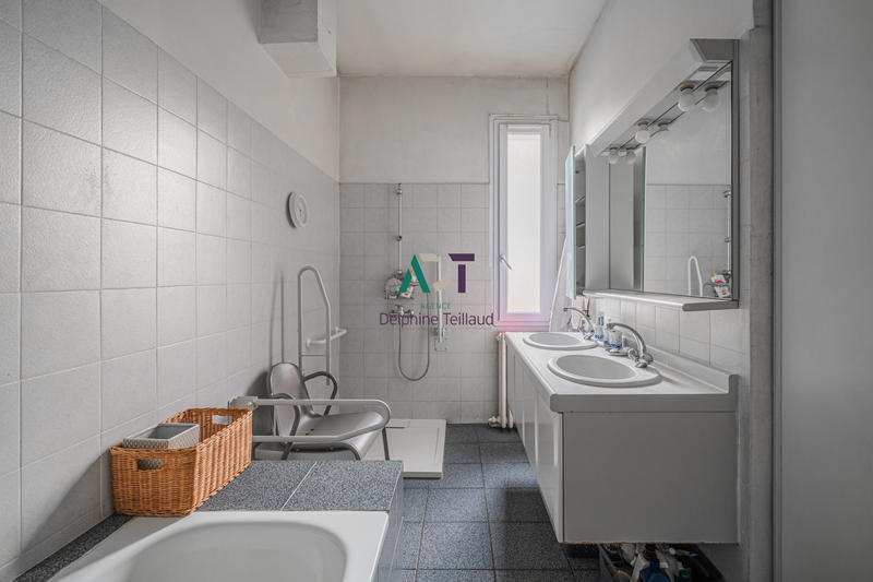 Maison traditionnelle - 181 m² - 10 pièces