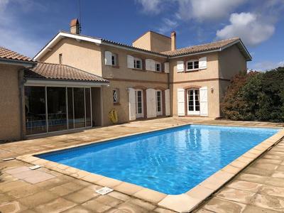 Maison traditionnelle - 240 m² - 8 pièces