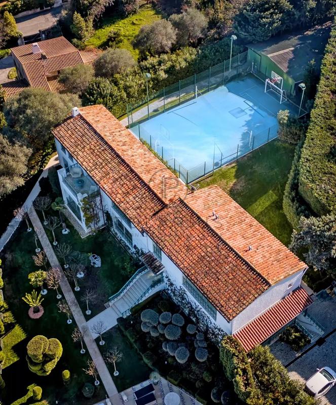 Villa - 1 000 m² - 15 pièces