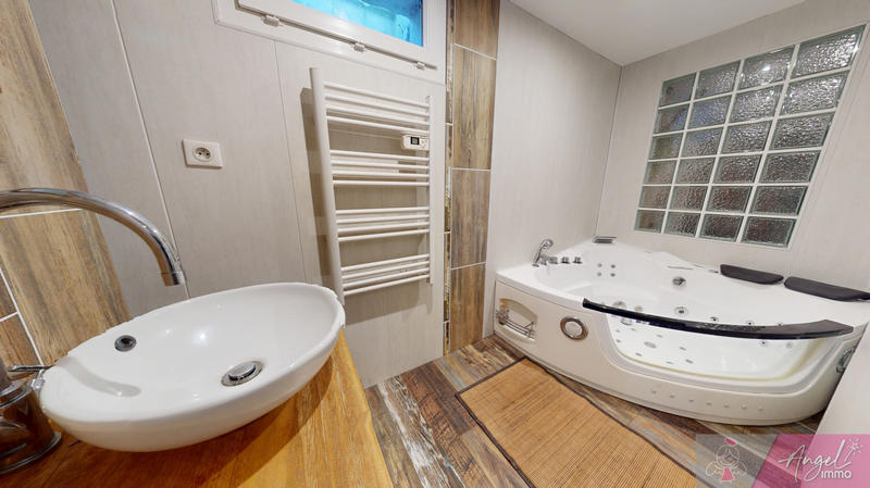 Maison - 234 m² - 10 pièces