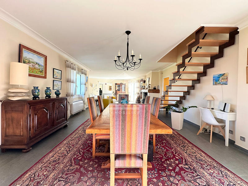 Maison - 270 m² - 9 pièces