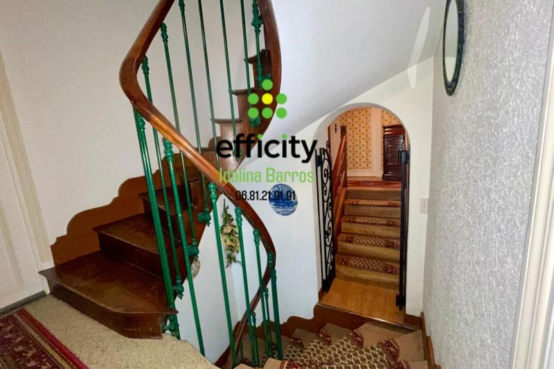 Maison - 220 m² - 6 pièces