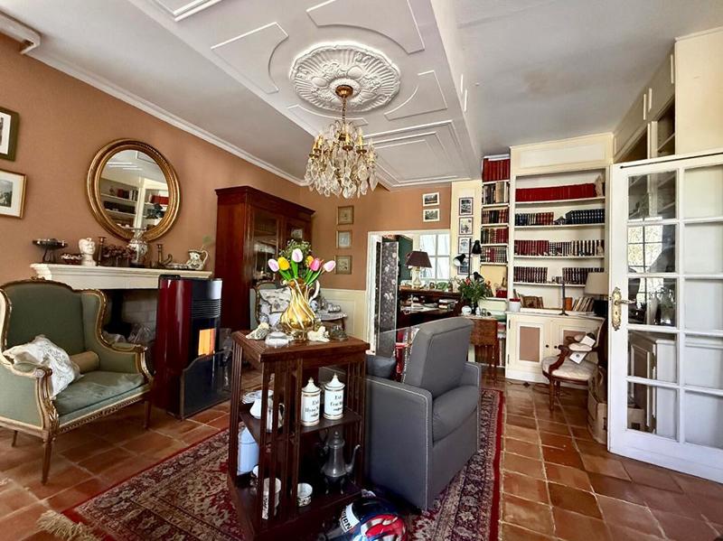 Maison - 230 m² - 10 pièces