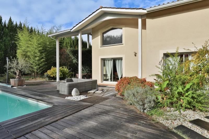 Maison - 220 m² - 5 pièces