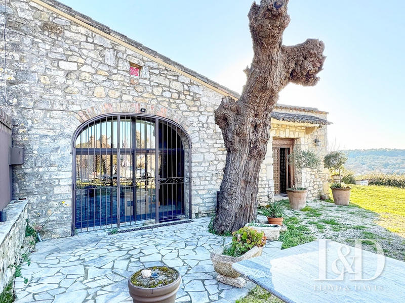 Mas - 233 m² - 8 pièces