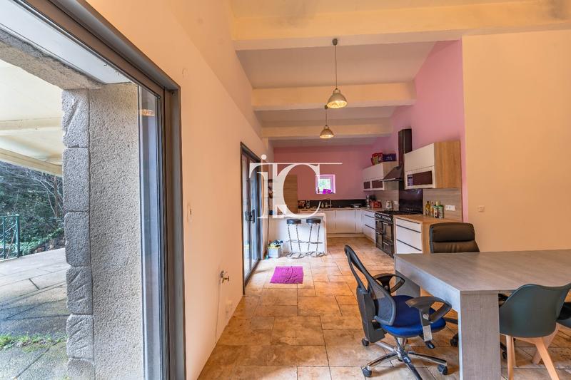 Maison - 241 m² - 8 pièces