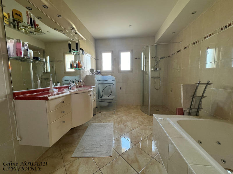 Maison - 270 m² - 9 pièces