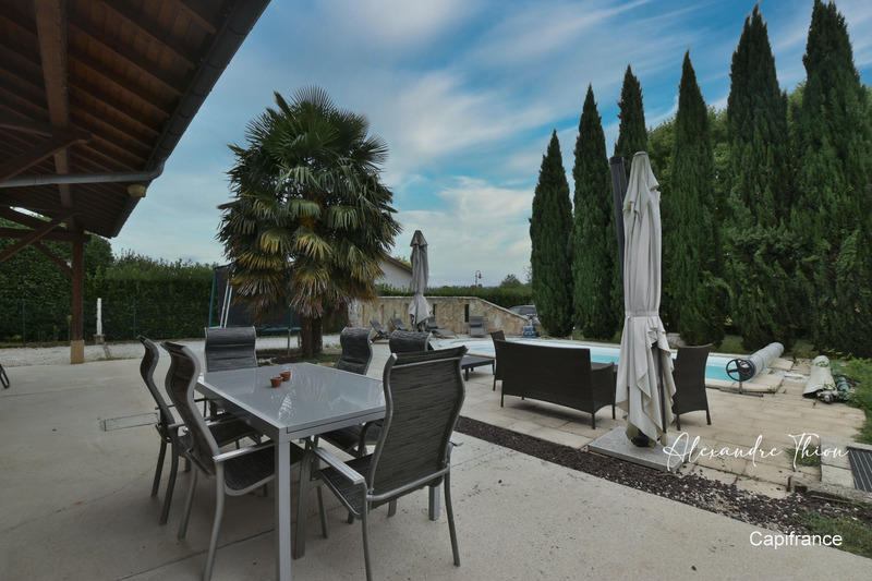 Maison - 330 m² - 10 pièces