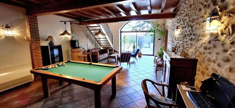 Propriété - 402 m² - 14 pièces