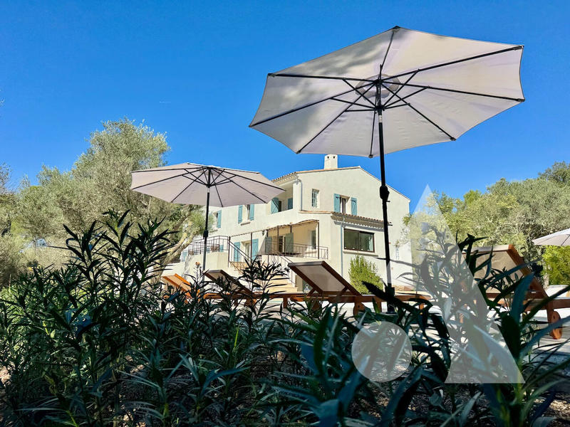 Maison - 350 m² - 12 pièces