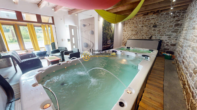 Demeure - 240 m² - 11 pièces