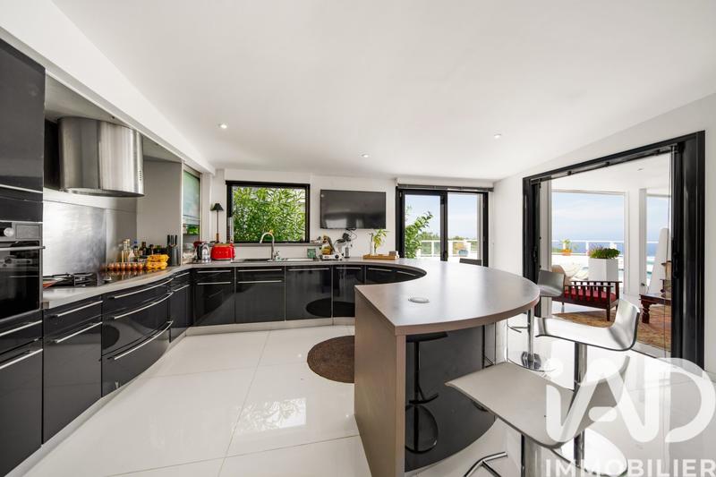 Maison - 235 m² - 7 pièces