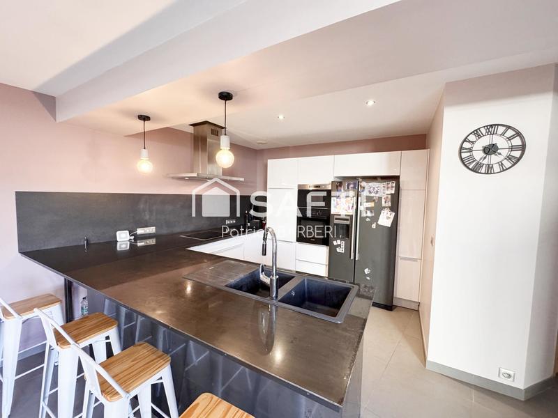 Maison - 225 m² - 8 pièces