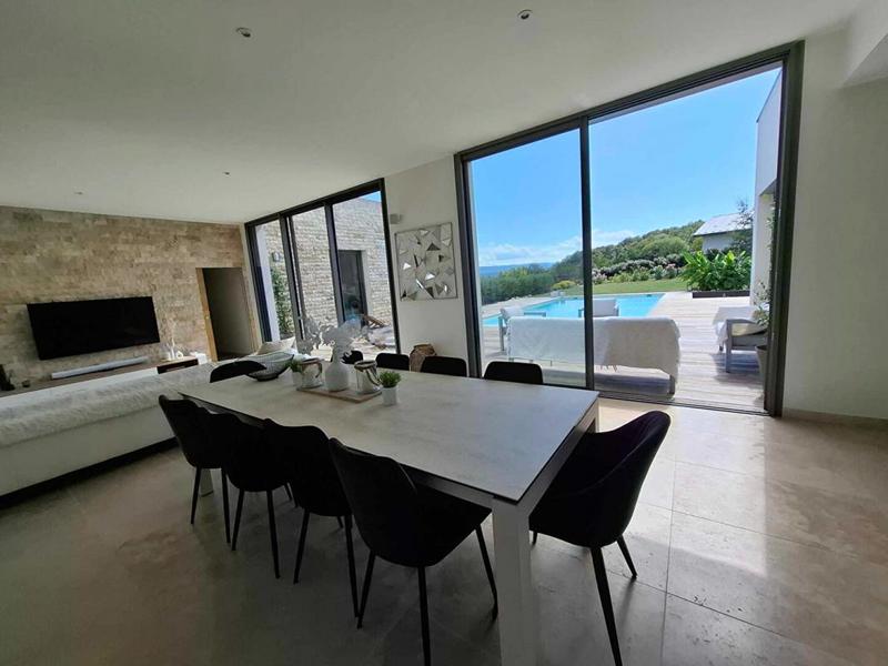 Maison - 220 m² - 6 pièces