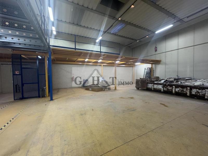 Entrepôt - 680 m²