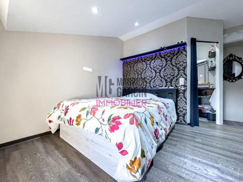 Maison - 260 m² - 10 pièces