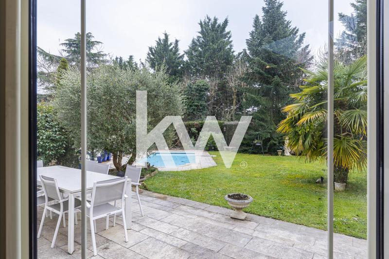 Maison - 218 m² - 7 pièces