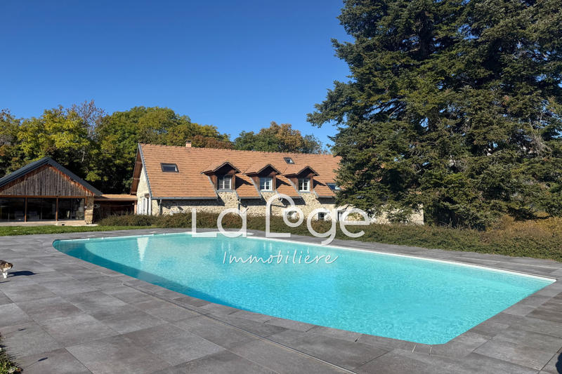 Maison - 6 360 m² - 10 pièces