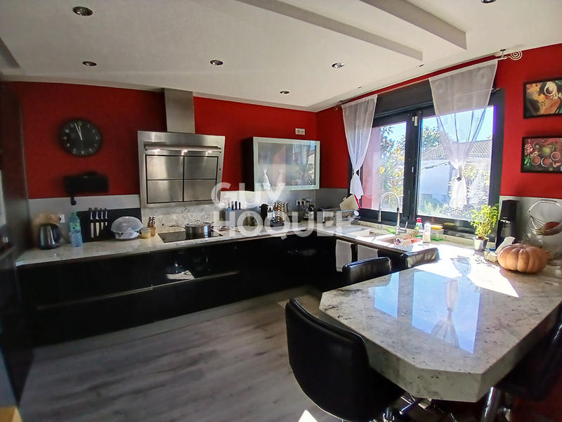 Maison - 250 m² - 6 pièces