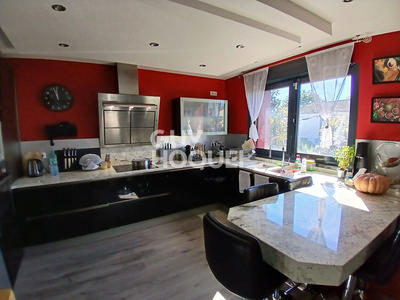 Maison - 250 m² - 6 pièces